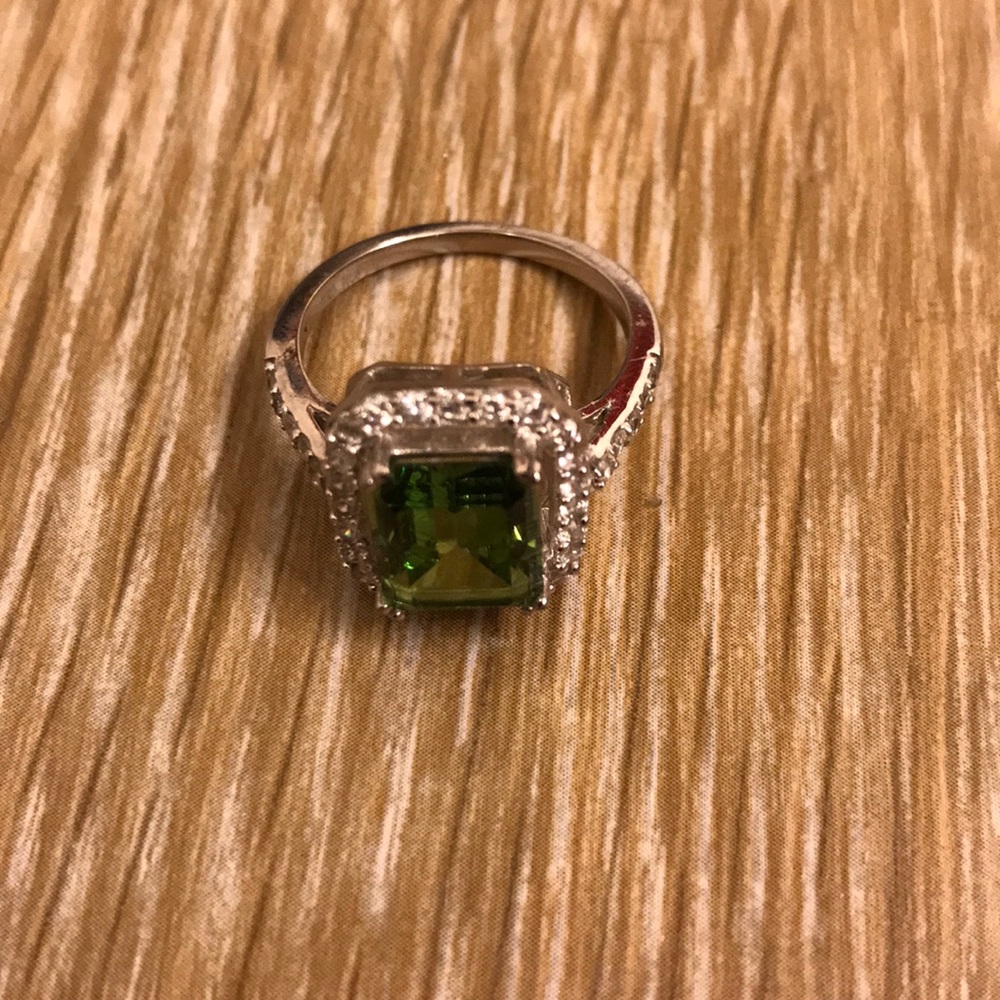 Emerald fashion ring